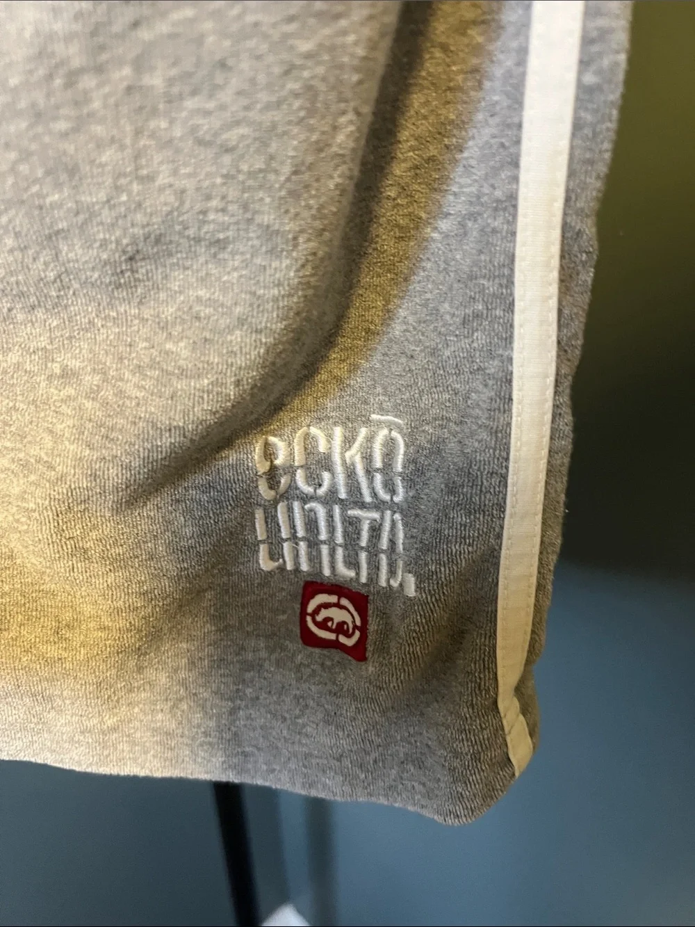 Ecko Unlimited stripe pockets side